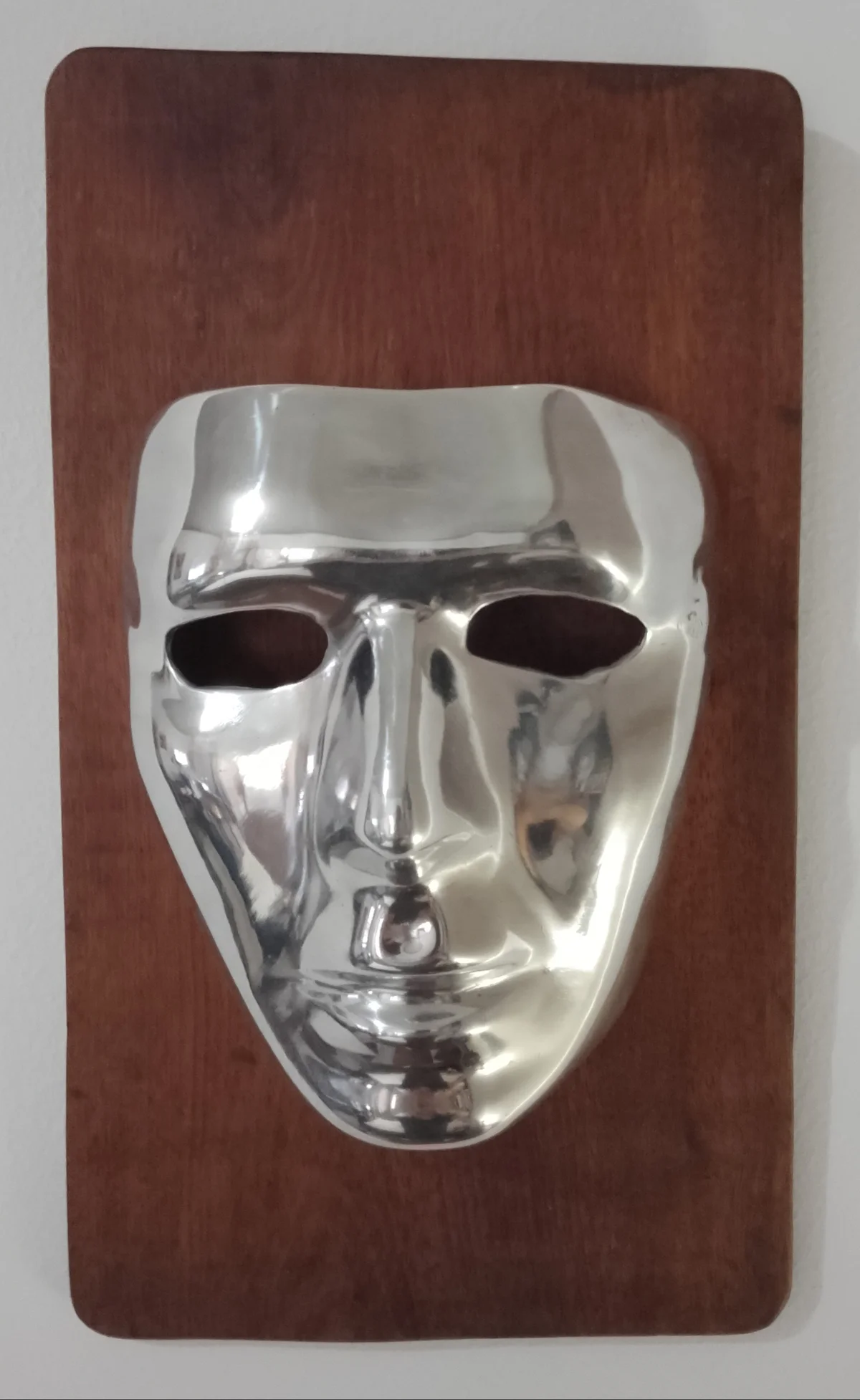 Masque en Aluminium sur support bois 31 X 18 — Tous les produits